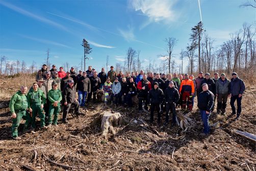 Teambild mit allen an der Pflanzaktion Beteiligten.